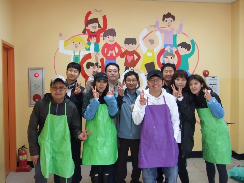 지난 4월 6일, 함께하는 사랑밭의 봉사자들과 국민은행 WM그룹 직원들이 서울오정 초등학교 누리관에서 학교폭력 예방을 목적으로 힐링 벽화를 그리는 봉사활동을 진행했다.