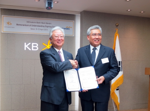 KB국민은행 기업금융그룹 이찬근 부행장과(왼쪽)
Mandiri 은행 Riswinandi (리스위난디) 부은행장(오른쪽)이 기념촬영하고 있다.