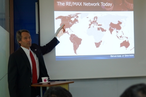 전세계 RE/MAX 지출국가 현황을 설명하는 Richard Yohn
