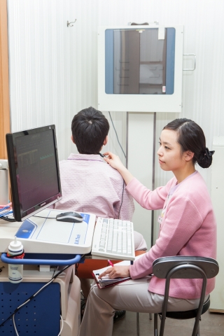 건강검진을 받고 있는 모습(사진제공=은평연세병원)
