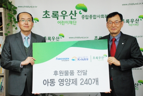K-뉴트라는 9일 K-뉴트라 나눔 문화 사업의 일환으로 청소년 헬스케어 제품 ‘K-뉴트라 멀티비타민&미네랄키즈’를 후원하는 증정식을 가졌다. (왼쪽부터)아미코젠㈜ 김영수 전무이사,