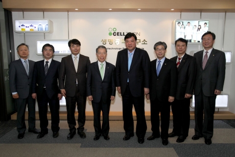지난 11일 인천 송도 신도시 소재 바이오 의약품 개발업체인 ㈜셀트리온을 방문한 윤용로 외환은행장(사진 왼쪽에서 네번째)이 ㈜셀트리온 서정진 회장(사진 왼쪽에서 다섯번째)을 비롯한