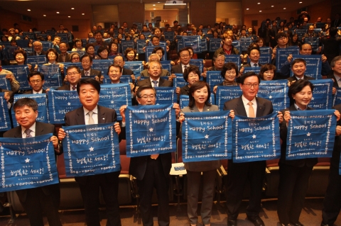 ‘폭력없는 Happy School, 청소년이 행복한 세상’ 기원 손수건을 펼쳐 든 조윤선 여성가족부장관