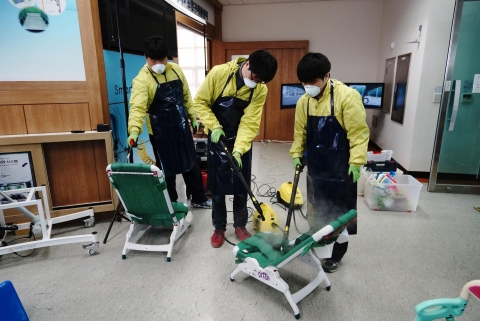 경기도장애인종합복지관에서 실시하고 있는 ‘보조기구 세척사업’ 진행 모습