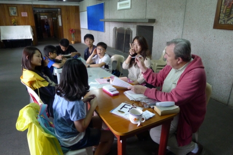 필리핀 국제학교 스쿨링 영어캠프 1:6~8로 미국 원어민 발음, 미국 문화 및 세계 문화 수업에 참여하는 학생들의 모습