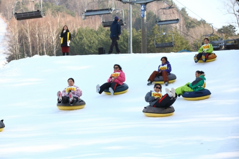 용평리조트에서 개최된 ‘April Snow Festival’ 눈썰매 대회에서 태국 관광객들이 즐거워하고 있는 모습