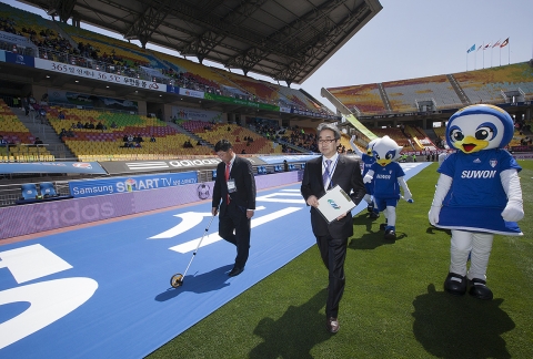 삼성전자는 14일 수원 월드컵 경기장에서 수원 삼성 블루윙즈와 FC서울의 축구경기에 앞서 ‘국내 최초, 국내 최대 배너’를 설치했다.