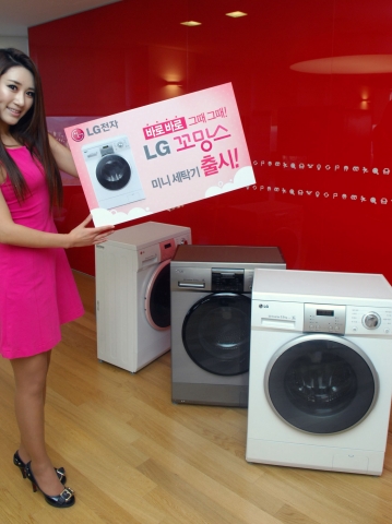 LG전자가 소량의 빨랫감을 매일매일 세탁할 수 있는 3.5Kg 미니 드럼세탁기 ‘꼬망스’ 신제품을 출시한다. 모델이 신제품 ‘꼬망스’ 앞에서 포즈를 취하고 있다.