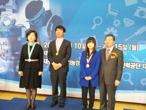 2013년 대구광역시 기능경기대회에서 입상한 서미선(의상디자인) 학생이 시상대에 서있다.