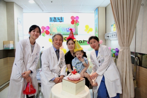 이혜린 양의 심장이식 수술에 참여했던 건국대병원 흉부외과 서동만 교수팀. (왼쪽에서 두 번째가 서동만 교수, 중앙의 아기가 심장 이식을 받은 이혜린 양)