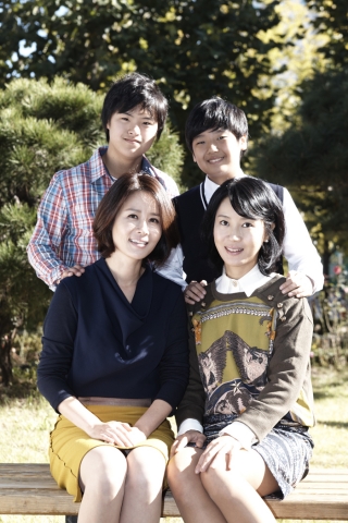 장애이해교육 드라마 ‘우리는 외계인이다’에 출연한 탤런트 정선경씨(장애인먼저실천홍보대사)와 김희정씨, 아역텔런트 강이석군과 권혁준군.