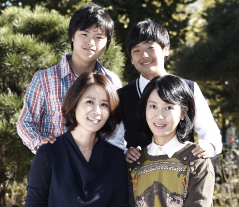 장애이해교육드라마 ‘우리는 외계인이다’ 출연진. (왼쪽 아래부터 시계 반대방향)탤런트 정선경, 탤런트 김희정, 아역배우 권혁준, 아역배우 강이석.