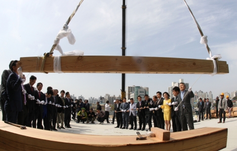 박승호 포항시장과 내빈들이 영일대(가칭) 상량식을 하는 모습