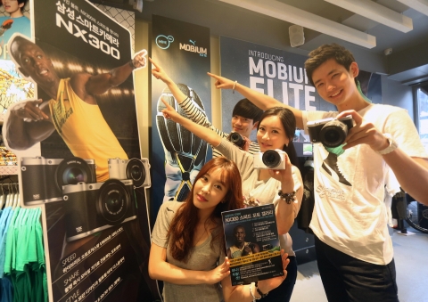 푸마코리아 압구정점에서 삼성전자 모델들이 삼성 스마트 카메라 ‘NX300’을 선보이고 있다.
