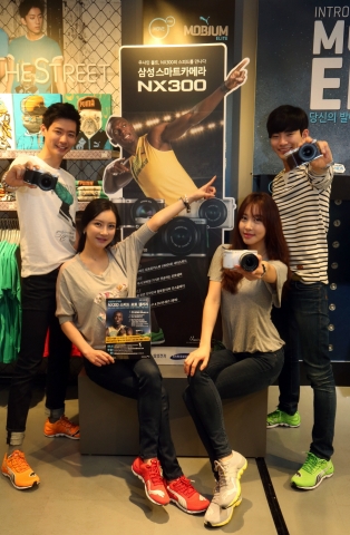 푸마코리아 압구정점에서 삼성전자 모델들이 삼성 스마트 카메라 ‘NX300’을 선보이고 있다.