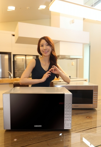 삼성 모델이 프리미엄 스팀쿠커를 제공하는 전자레인지를 소개하고 있다.