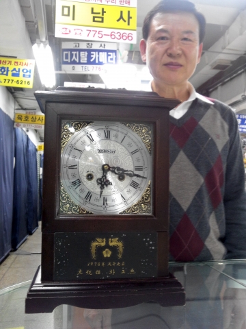 미남사 대표 김형석 장인이 5년 이상 방치됐던 박정희 대통령 하사품 시계를 살려내 화제가 되고 있다.