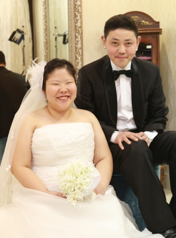 결혼식에 앞서 웨딩 피팅을 하며 포즈를 취하고 있는 오승희, 이일수씨 커플