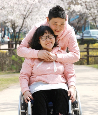 결혼식에 앞서 야외촬영을 하며 포즈를 취하고 있는 오승희, 이일수씨 커플