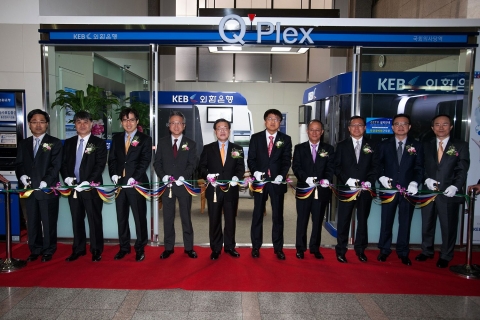 외환은행 ‘Q’ Plex 국회의사당역점’개점식에서 신현승 외환은행 영업총괄그룹 부행장 (사진 왼쪽에서 다섯번째)과 육태선 SK 텔레콤 신사업추진단장(사진 왼쪽에서 네번째)이 참석한