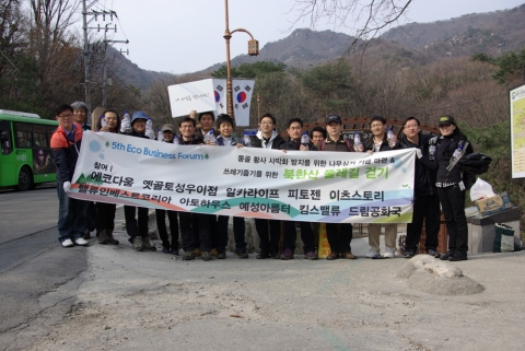 3월30일 에코다움과 에코비즈니포럼 회원들은 북한산 둘레길 쓰레기 줍기 및 몽골황사 사막화방지 나무심기 행사에 참여했다