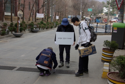 3월30일 에코다움과 에코비즈니포럼 회원들은 북한산 둘레길 쓰레기 줍기 및 몽골황사 사막화방지 나무심기 행사에 참여하여 쓰레기를 줍고 있다