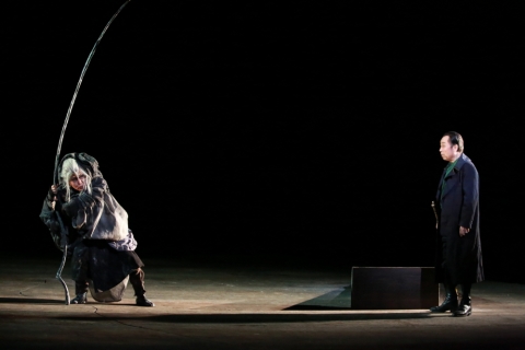 안티고네 공연 모습. 왼쪽부터 한예진 박정자 학장, 배우 신구.(사진 출처=국립극단)
