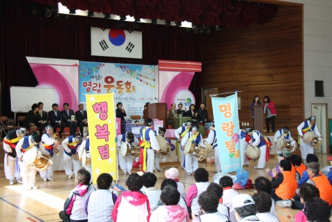 사회복부요원들 의왕시 재가 및 독거노인들과 체육대회 행사