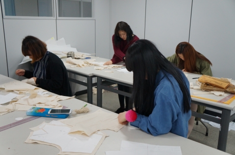 한국폴리텍대학 섬유패션캠퍼스 재학생들이 패션디자인산업기사 실기시험을 준비하고 있다