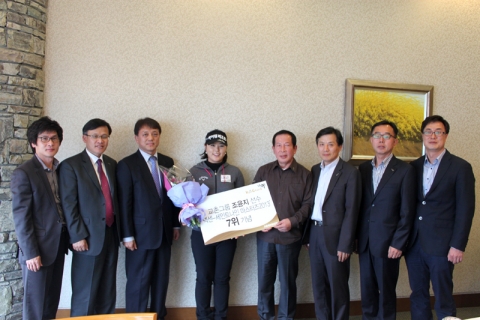 교촌에프앤비㈜(회장 권원강)는 지난 22일 한국여자프로골프 (KLPGA) 선수 후원 격려금 전달식을 가졌다.