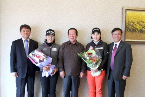 교촌에프앤비㈜(회장 권원강)는 지난 22일 한국여자프로골프 (KLPGA) 선수 후원 격려금 전달식을 가졌다.