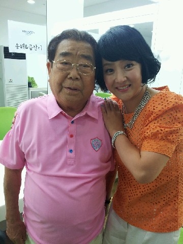 송해 빅쇼에서 송해(완쪽), 트로트가수 금잔디(오른쪽)