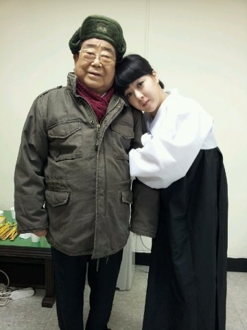 송해 빅쇼에서 송해(완쪽), 트로트가수 금잔디(오른쪽)