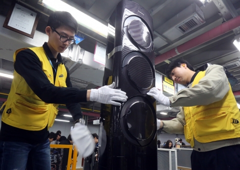 삼성전자 광주사업장 생산직원이 2인 1조를 이뤄 에어컨 외관검사를 하고 있다.  삼성전자는 올해 1월 에어컨 생산라인에 모듈생산방식을 도입해 생산률 25% 상승, 불량률 50% 감