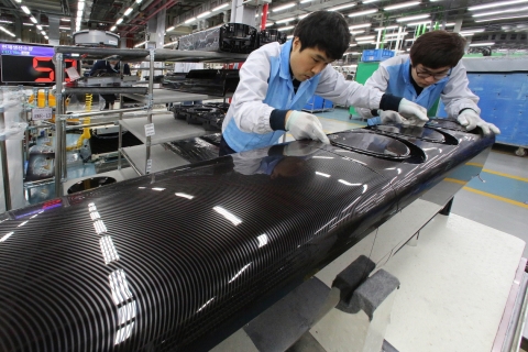 삼성전자 광주사업장 생산직원이 2인 1조를 이뤄 에어컨을 조립하고 있다. 삼성전자는 올해 1월 에어컨 생산라인에 모듈생산방식을 도입해 생산률 25% 상승, 불량률 50% 감소의 성