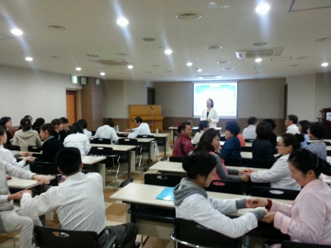 무료특강교육본부 윤정희 강사가 시립마산요양병원 직원들을 대상으로 병원 CS 친절교육을 하고있다.