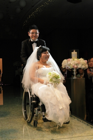 27일 열린 오병이어 나눔결혼식에서 이일수, 오승희씨 커플이 함께 입장하고 있다