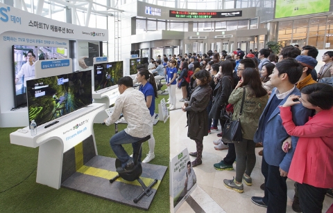 27일 영등포 타임스퀘어에서 열린 ‘2013 삼성전자 S’데이 스마트TV 에볼루션 BOX‘이벤트에 많은 가족 관람객들이 참여해 ’피트니스 게임 바이크'를 체험해보고 있다.