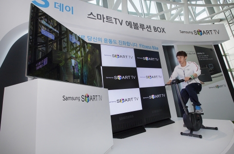 27일 영등포 타임스퀘어에서 열린 ‘2013 삼성전자 S’데이 스마트TV 에볼루션 BOX‘이벤트에 개그맨 허경환씨가 참석해 관람객들과 ’피트니스 게임 바이크' 대결을 펼쳤