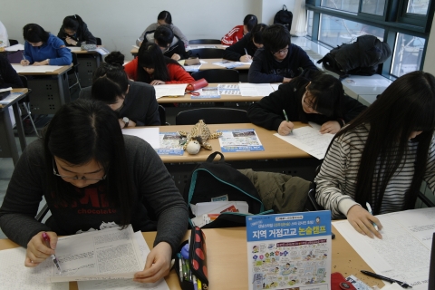 한국인문사회연구원은 5월 19일 서울 목동 양정고에서 자기소개서 작성법 특강을 연다. 사진은 4월 13일에 열린 제17회 한국고교논술경시대회 및 제11회 자기소개서경연대회 장면.