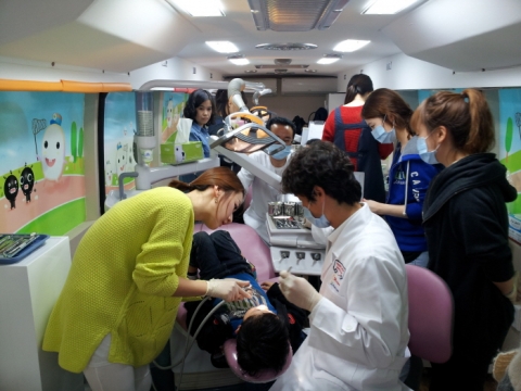 제니튼 주지훈 대표와 김기영 원장(서울에스치과의원)이 치과 진료를 하고 있다.