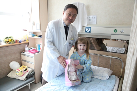 건국대병원 한설희 병원장(왼쪽)이 ‘체조 요정’을 꿈꾸는 마리아(오른쪽)에게 토끼 인형을 선물로 건냈다.