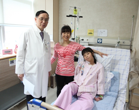 청 위에(오른쪽)의 수술을 집도한 건국대병원 흉부외과 송명근 교수(왼쪽)와 청 위에의 어머니 리우 리쥐엔(가운데)씨가 수술 뒤 밝은 모습으로 웃고 있다.