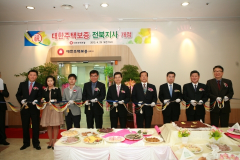 대한주택보증 김선규 사장(왼쪽 다섯번째), 대한주택건설협회 윤여웅 전북도회장(왼쪽 여섯번째) 및 건설업계 관계자들이 참여하여 테이프 커팅식을 실시하고 있다.