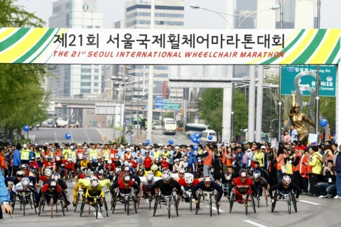 ‘제22회 서울국제휠체어마라톤대회’ 가 5월 4일 잠실종합운동장 일대에서 열린다. 사진은 지난 해 열린 대회 풀코스 경기 모습.