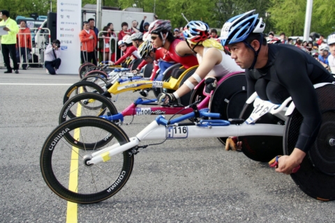 ‘제22회 서울국제휠체어마라톤대회’에는 전 세계 유명 휠체어 마라토너들이 총출동한다.사진은 지난 해 열린 대회 하프코스 경기 전 모습.
