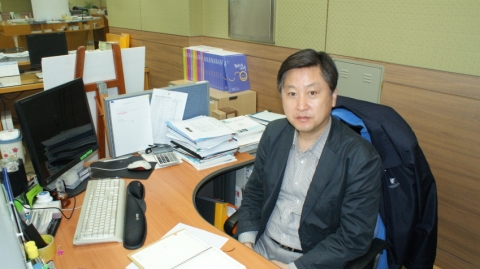 취업에스코트 등을 솔선 수행중인 동명대 취업지원팀 정철호 팀장.