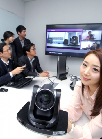 여의도 트윈타워에서 LG전자 임직원들이 화상회의를 진행하고 있는 가운데 모델이 VR5010H를 소개하고 있다