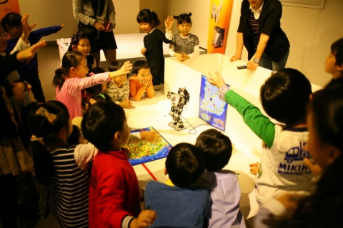 (사)부산로봇산업협회의 로봇체험관에서 아이들이 체험을 하는 모습.