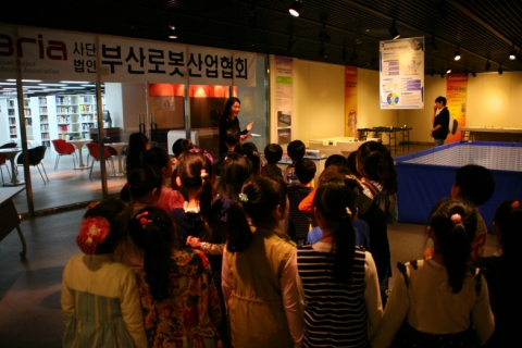 (사)부산로봇산업협회의 로봇체험관에서 아이들이 체험을 하는 모습.